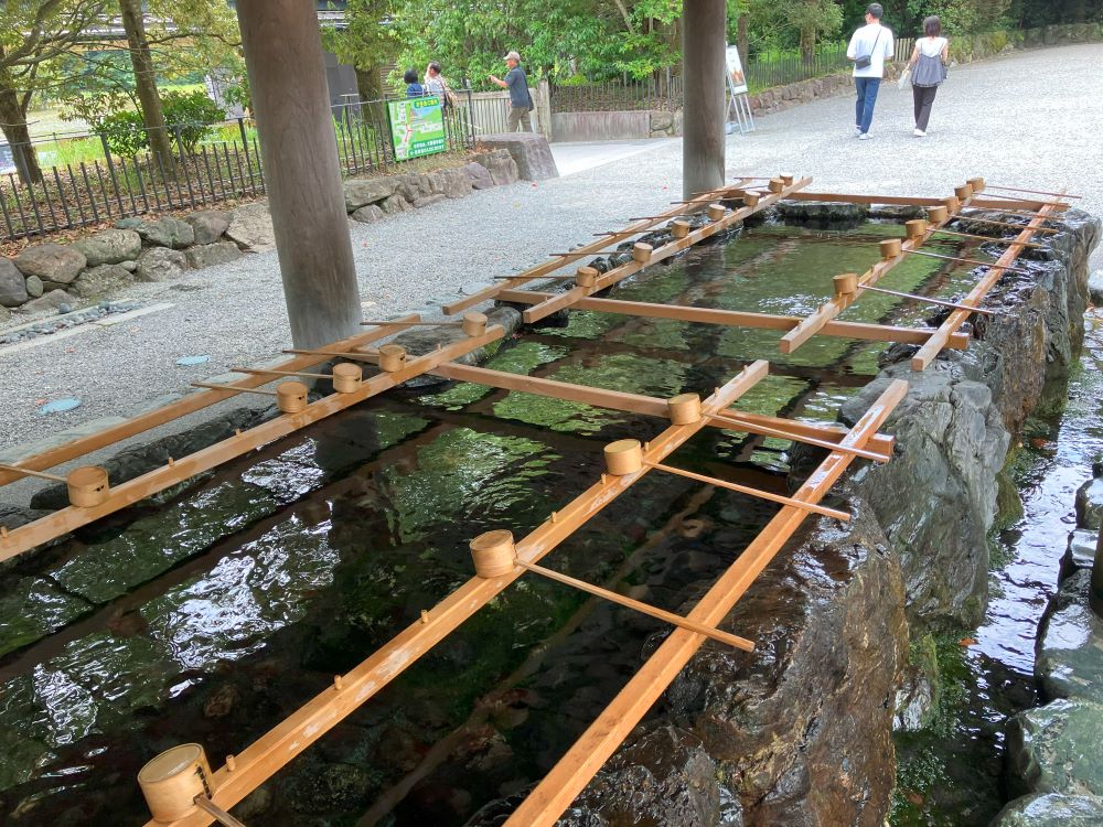 心身を清める手水舎。参拝前に心と体を清める場。冷たい湧き水が流れています。