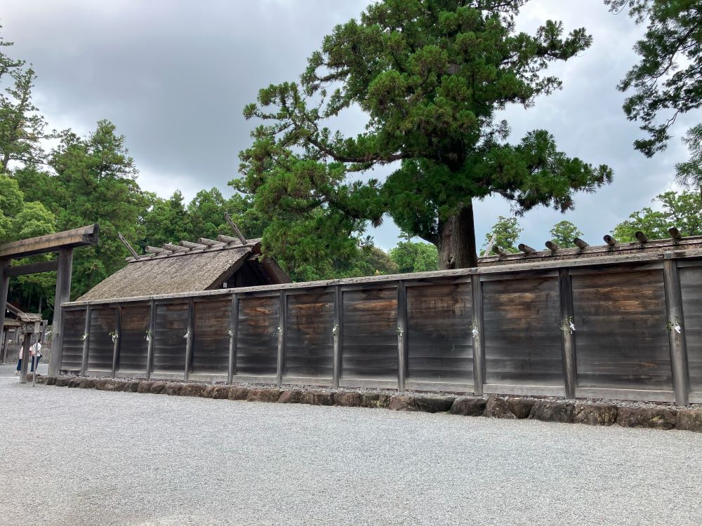 御正殿を囲む御垣。高い御垣に囲まれた御正殿。外からは屋根の一部しか見えません。